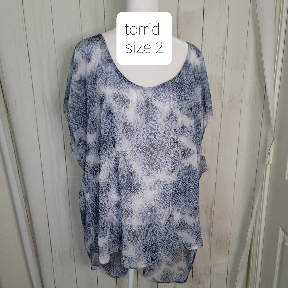 Torrid sheer top
Buttons on back are missing only